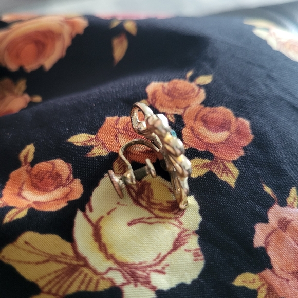 4/$20 🌟Lot of clip-on earrings mismatched. - Picture 14 of 15